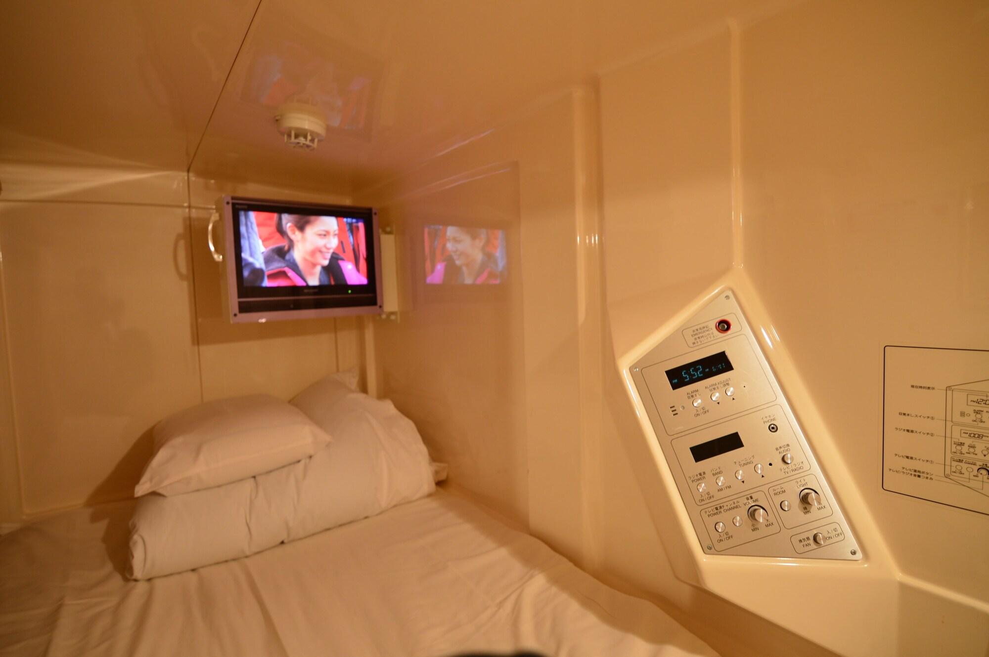 Capsule Inn Osaka - Caters To Men Екстер'єр фото
